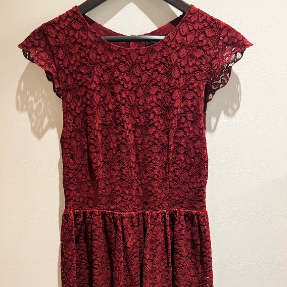 ARITZIA TALULA BELGRAVIA LACE DRESS IN BURGUNDY - Picture 2 of 4